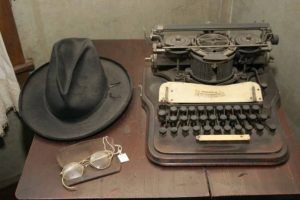 Joel Chandler Harris's typewriter, hat and spectacles on display at The Wren's Nest
